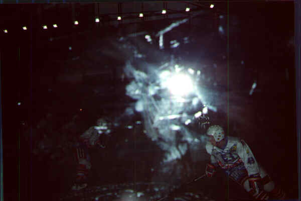 Encore un coup du photographe, derri&egrave;re les plexi, le flash refl&egrave;te : bingo !!